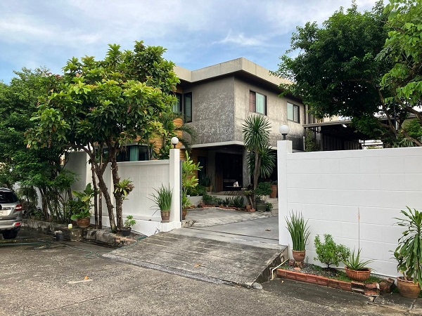 House for sale with land 164 sq w  with home office 220 sq m. and storage store, Soi Lat Phrao 101, 