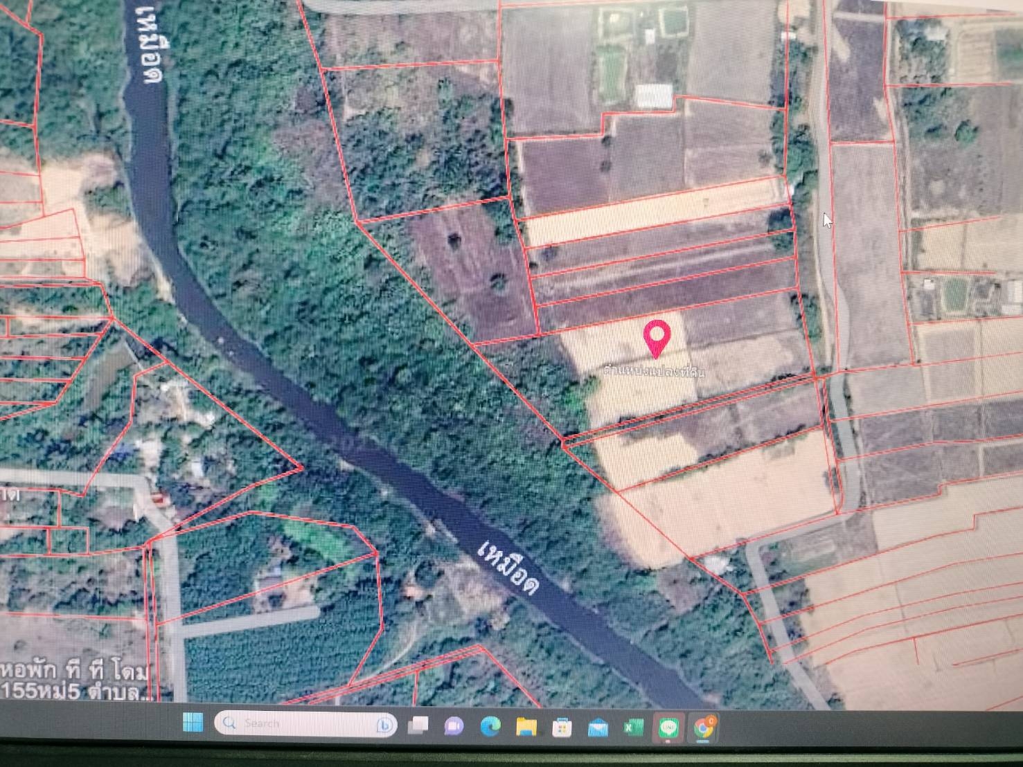 Land for sale  .Area 10 rai 2 guan 80 sq.wa Location Meuang distric. Nakonphanom