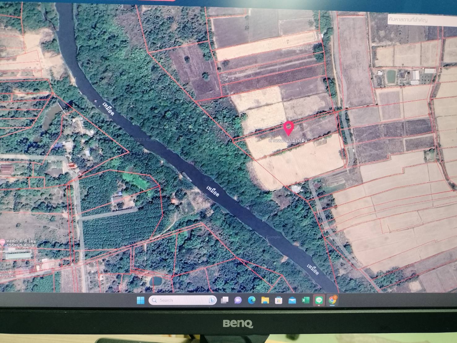 Land for sale  .Area 10 rai 2 guan 80 sq.wa Location Meuang distric. Nakonphanom