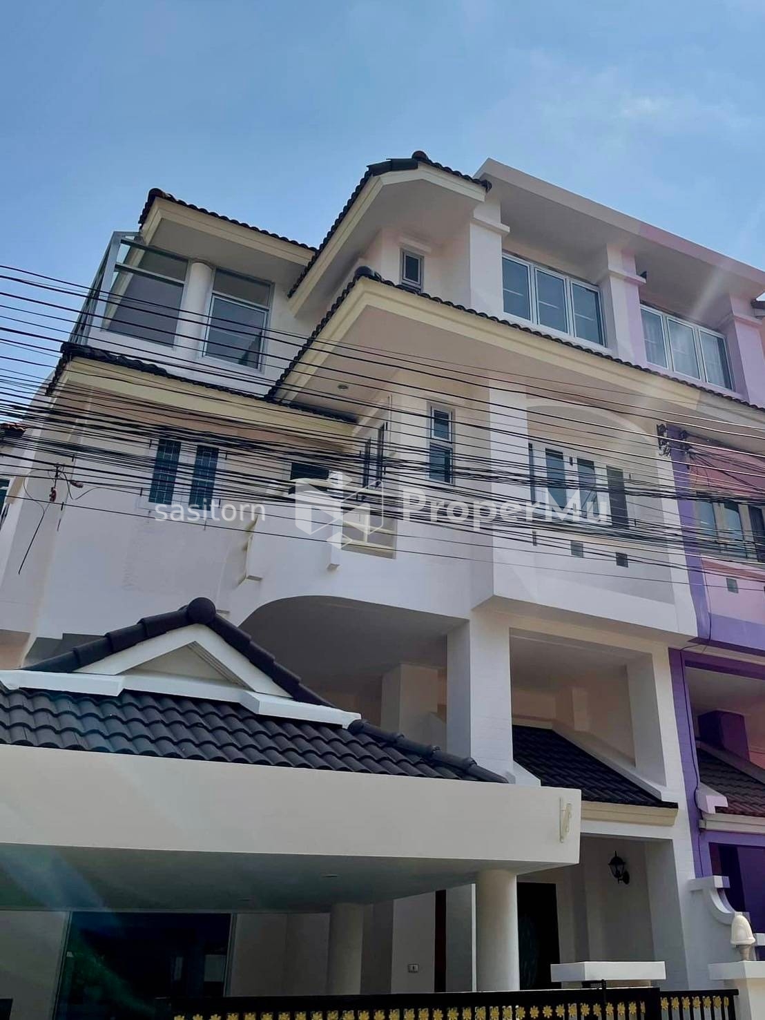 Twin house in City Park Village, Phatthanakan 38