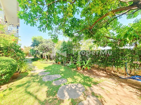 Large garden house in the city area, corner plot with road access on 3 sides, private, beautiful gar