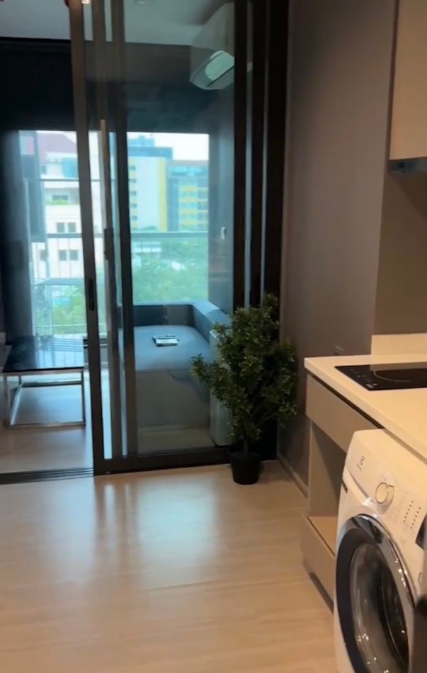 Urgent sale: Life Sukhumvit 62, Phra Khanong District, includes built-in furniture.