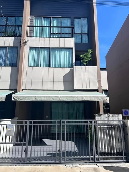 For sale and rent, a house in the middle of the city, Lat Phrao - Seri Thai, 3 floors, corner room