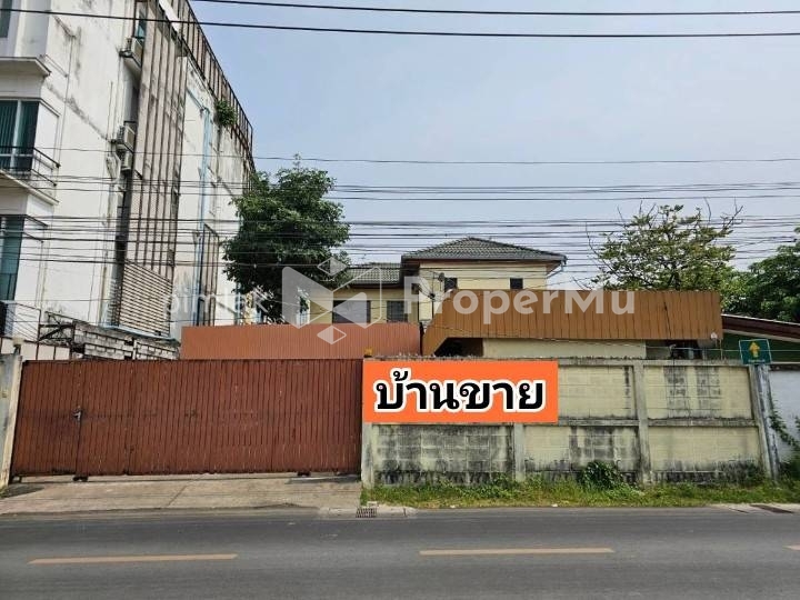 For sell 2-storey  house, Lat Phrao Road, next to Soi Thru Suthisan Road, area 111 sq m.,