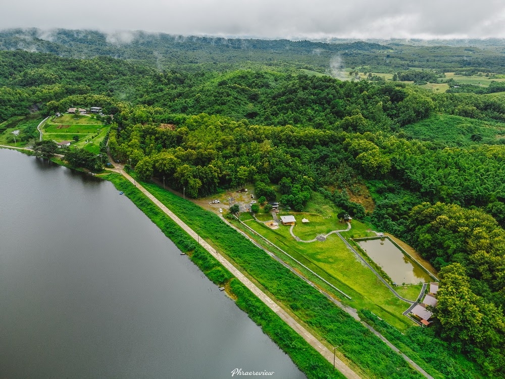 The Best Feng Shui House For Sale, surrounded by reservoir and mountains.