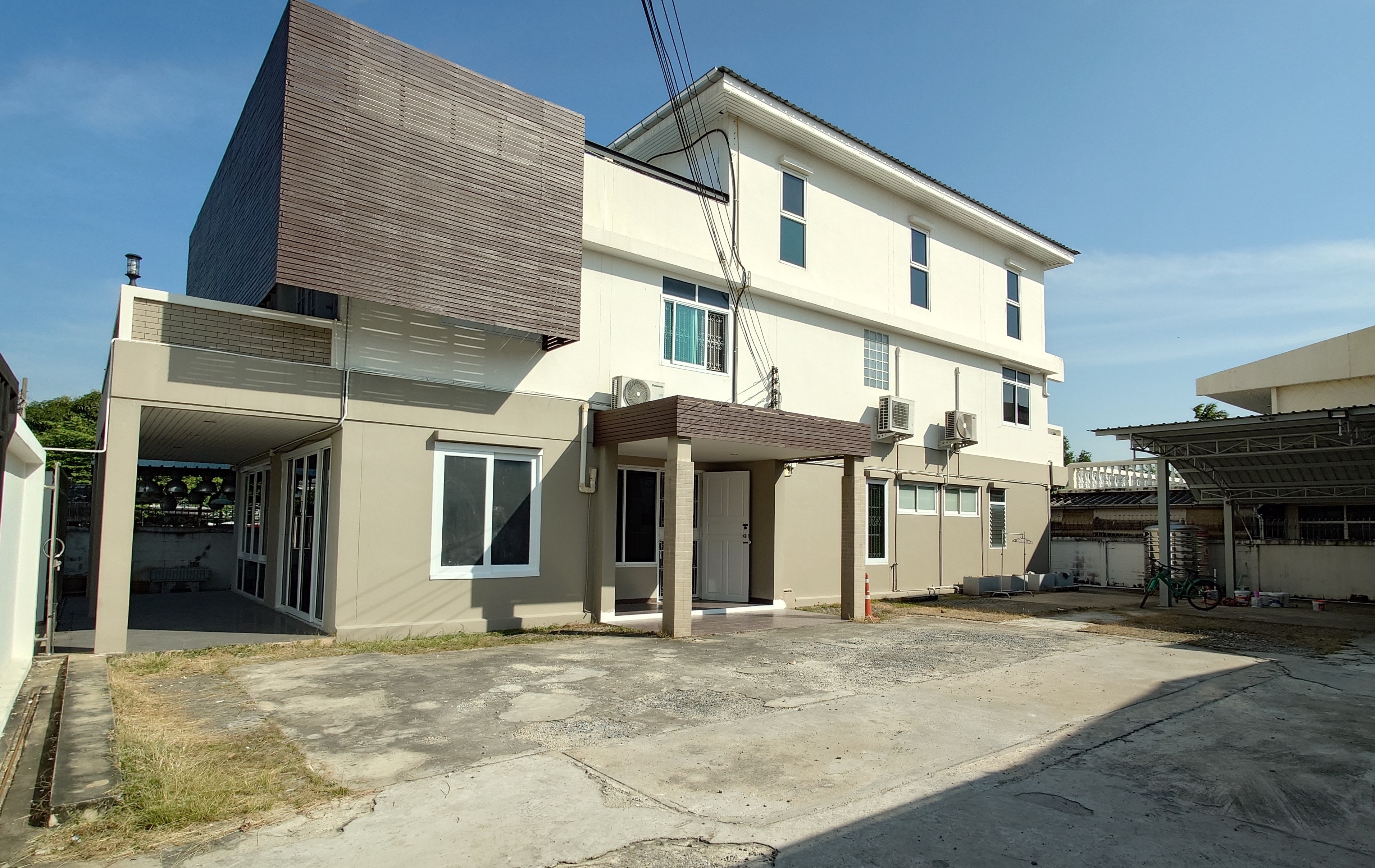 Single building 3 stories homeoffice for rent with parking area and wide front road for 20-30 staff