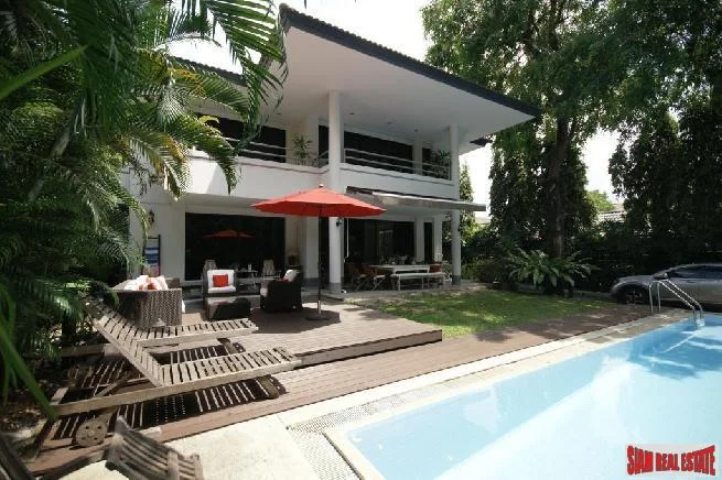 Private House - Spacious 4-Bedroom Home For Rent With Tranquil Atmosphere, Walking Distance to Ekamai BTS Station